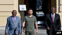 非洲和平使团代表科摩罗(LtoR, Comoros)总统阿扎力·阿苏马尼(Azali Assoumani),乌克兰总统泽连斯基(Volodymyr Zelensky)和南非总统西里尔·拉马福萨(Cyril Ramaphosa)2023年6月16日在基辅举行会谈后向媒体发表讲话。