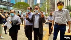 2019年反送中运动10-1中国国庆游行被控法定批准集结等罪名的其中4名被告,支联会副主席何俊仁(左起),秘书蔡耀昌,民主党前主席杨森,社民连秘书长 吴文远,他们表明会承认控罪(美国之音汤惠芸