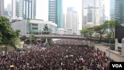 两百万人反《逃犯条例》修法黑衣大游行(美国之音记者申华拍摄)
