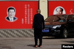 资料照:上海街头竖立的毛泽东和习近平的宣传画。(2018年2月26日)