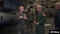 美国第七舰队司令、海军中将默茨(右二)2020年1月访问在东中国海执行任务的一艘美国军舰(美国海军照片)