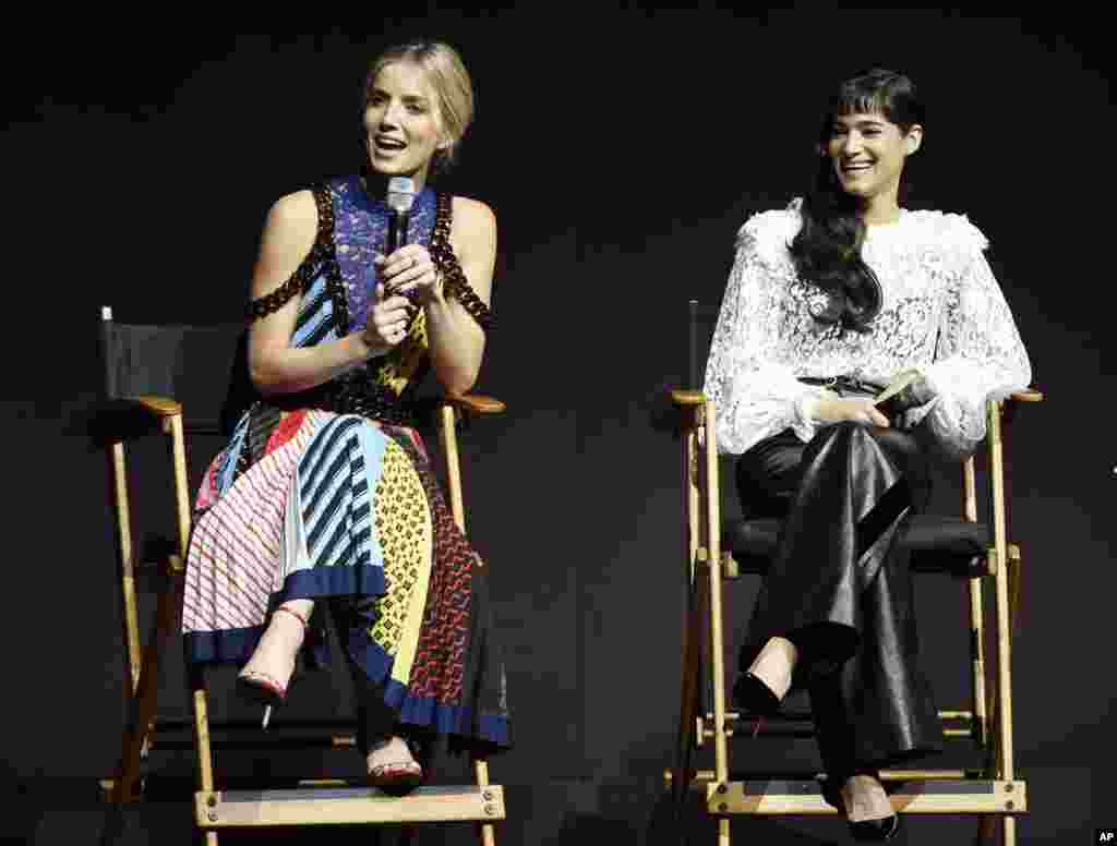 《新木乃伊》("The Mummy" ,又名《神鬼传奇》)的演员安娜贝拉·沃丽丝 (左,Annabelle Wallis)和苏菲亚·波提拉在拉斯维加斯的凯旋宫谈论这部新影片。苏菲亚·波提拉( Sofia Boutella )扮演起死回生的古埃及公主安玛奈特,向人类实行报复。这是第一次由女性扮演复活神灵。《新木乃伊》将在6月9日开始在中国公映。