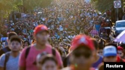 2024年11月5日美国总统选举日,移民们乘坐大篷车试图到达墨西哥塔帕丘拉的北部边境。