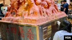 香港支联会国安法实施后,首次在香港大学校园洗刷国殇之柱 (美国之音/汤惠芸)