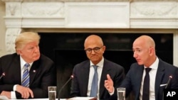 川普总统(左)、微软CEO萨蒂亚·纳德拉(中)和亚马逊CEO贝索斯(右)在白宫举行的一次美国科技顾问圆桌会议上。(2017年6月19日)