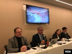 前美国海军上校情报官法内尔(左2)2019年12月9日在华盛顿全球台湾研究中心介绍中国在太平洋外交作为。(美国之音锺辰芳拍摄)