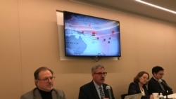 前美国海军上校情报官法内尔(左2)2019年12月9日在华盛顿全球台湾研究中心介绍中国在太平洋外交作为(美国之音锺辰芳拍摄)