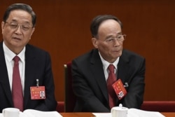 2017年10月18日,中纪委书记和政治局常委王岐山和政治局常委俞正声(左)在中国共产党第十九次全国代表大会开幕式上。