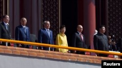 2015年9月3日,韩国总统朴槿惠登上天安门城楼与中国国家主席习近平一起参加了纪念反法西斯战争胜利70周年阅兵式。图中身穿黄色上衣的女士是朴槿惠。(资料照片)