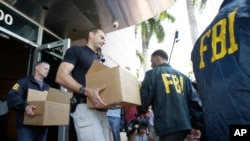 联邦调查局人员搜查位于佛罗里达州迈阿密的中北美和加勒比地区足球联合会的办公室。(2015年5月27日)