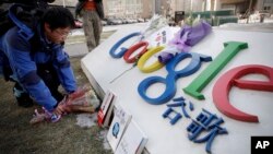 资料照:一名中国年轻人在北京的谷歌总部前献花。(2010年1月15日)