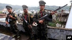 资料照片:缅甸克钦独立军人员在缅甸与中国边境的拉咱镇站岗。(2013年10月29日)