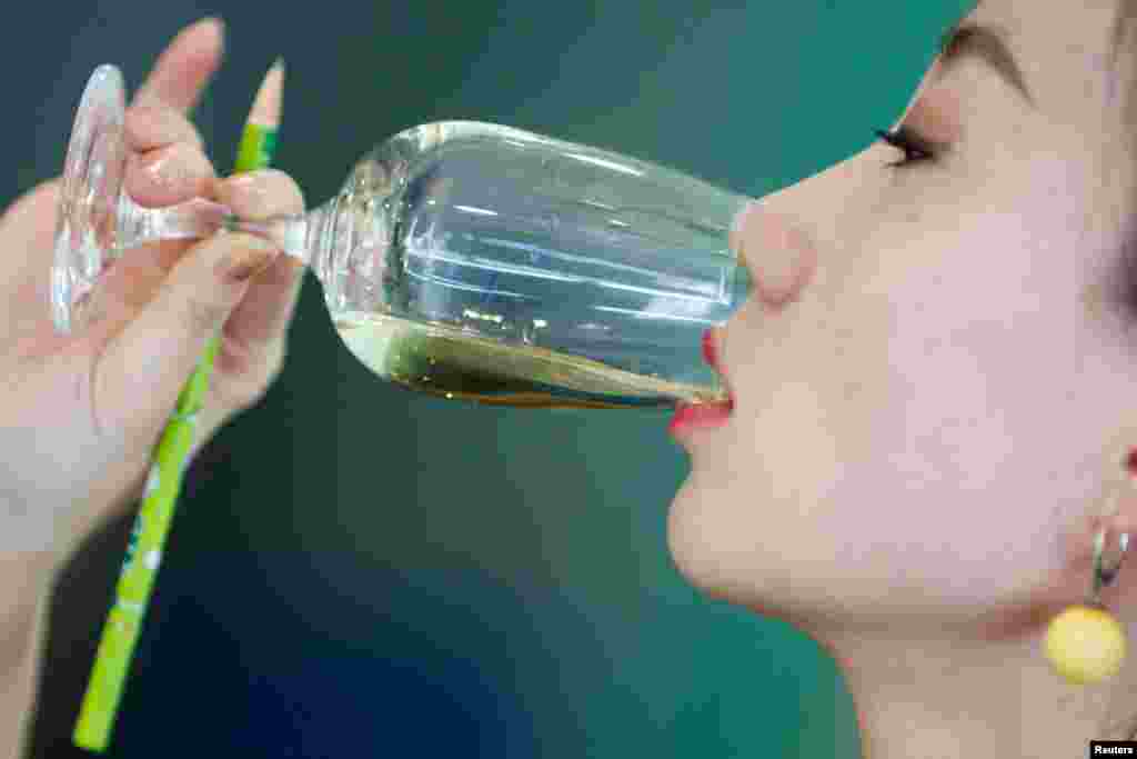 2018年4月14日,北京的一场葡萄酒研讨会上,一位中国女士品尝葡萄酒。在美中贸易争端中, 中国把美国葡萄酒列入征收报复性关税的对象,增收15%的关税。2018年美国葡萄酒输入中国总额达到8200万美元,这还不包括途经香港的免税瓶装葡萄酒。 纽约时报报道,这是对美国葡萄酒酿造商的沉重打击,这个行业一直在把自己的产品推销给最近富裕起来的中国年轻一代。