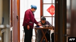 江苏省如皋市一家养老院的老人在吃午饭。(2021年3月31日)