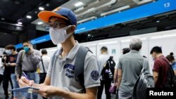 香港求职者在湾仔招聘会上填写表格。(2020年10月29日)