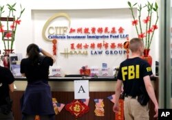 资料照:联邦特工突击搜查涉嫌欺诈的加州圣盖博的“加州移民投资基金”。(2017年4月5日)