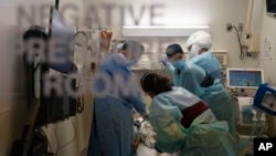 资料照片:加州的医院正因新冠病毒患者激增而不堪重负。(020年11月19日)