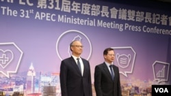 台湾行政院政务委员邓振中(左)与台湾国家发展委员会主任委员龚明鑫(右)将代表出席APEC年度部长会议。(美国之音记者李玟仪摄)