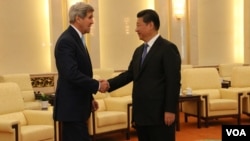 克里与习近平2015年5月17日于北京人民大会堂(美国之音莉雅拍摄)
