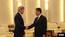 克里与习近平2015年5月17日于北京人民大会堂(美国之音莉雅拍摄)