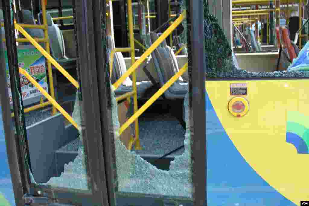 天津爆炸事故现场,核心爆炸区周围多座居民楼窗户被震碎,高速公路桥梁受损,多辆大货车被炸翻,小汽车起火或被砸,多名当地居民仍逗留在事故现场。(美国之音记者东方拍摄)