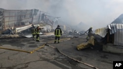 2025年3月11日俄罗斯无人机袭击乌克兰敖德萨的仓库后，消防员扑灭大火。