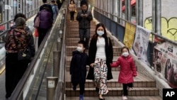 戴着口罩的香港市民在金融区一带行走。(2020年2月19日)