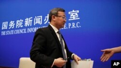 中国商务部副部长王受文在介绍《关于中美经贸磋商的中方立场》白皮书的记者会之后离开会场(2019年6月2日)