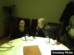 高瑜和在六四镇压中痛失爱子的丁子霖(2013年5.6月间,廖家安拍摄)