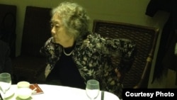 高瑜和在六四镇压中痛失爱子的丁子霖(2013年5.6月间,廖家安拍摄)