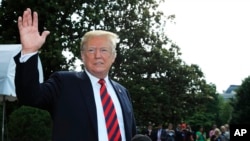 美国总统川普星期五离开白宫前往加拿大参加七国集团峰会前挥手致意 (2018年6月8日)。