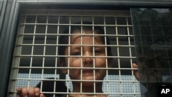 一名维吾尔族男孩在泰国南部宋卡府的一辆警车里。(2014年3月15日)