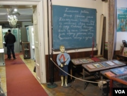 捷克人难忘过去遭受共产党政权迫害历史。布拉格的共产主义博物馆。(美国之音白桦拍摄)