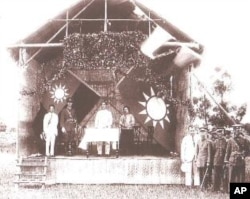 孙中山(中)和蒋中正(左二)在黄埔军校开学典礼上