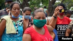 5月2日，发生新型冠状病毒疫情的委内瑞拉瓜纳雷洛斯拉诺斯监狱外一些在押人员的亲属举行抗议。