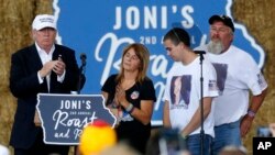 Ứng cử viên Đảng Cộng hòa Donald Trump cùng gia đình Sarah Root, người bị thiệt mạng trong vụ tai nạn do một người nhập cư bất hợp pháp say rượu gây ra, trong một sự kiện ở Des Moines, ngày 27 tháng 8 năm 2016.