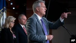 资料照片:共和党少数党领袖麦卡锡在共和党会议主席切尼和少数党党鞭斯卡利斯的陪同下对记者讲话。(2019年7月16日)