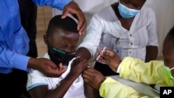 ကိုဗစ်ကာကွယ်ဆေးထိုးနေတဲ့ ကလေး။