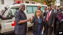 资料照片:美国驻塞拉利昂使馆代表菲茨吉本向塞拉利昂总统转交美国捐赠的救护车。(2014年9月10日)