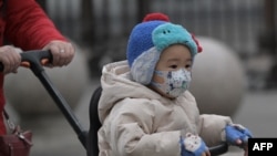 北京大街上的一名儿童。(法新社2024年1月17日)