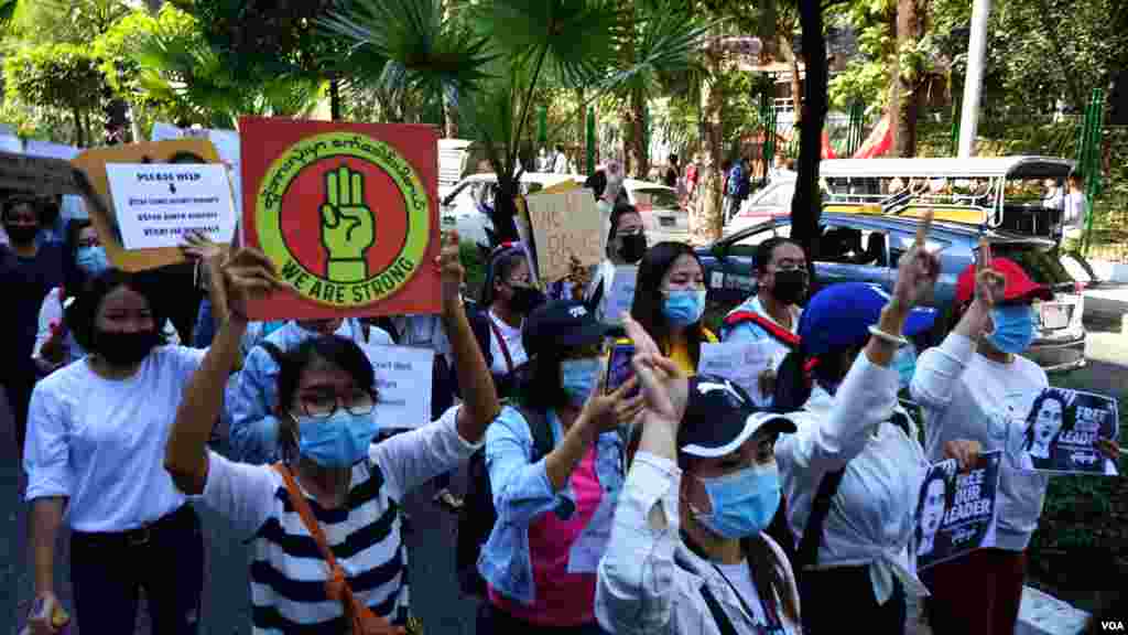 ရန်ကုန်မြို့ ကုလသမဂ္ဂရုံးရှေ့ စစ်အာဏာဆန့်ကျင်ဆန္ဒပြ မြင်ကွင်း။