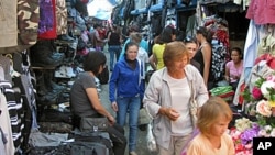 西伯利亚雅库特市的“中国市场”, 市场上的许多商贩都来自中国。