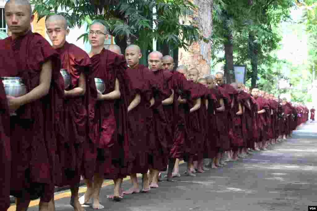 မန္တလေးမြို့ အထင်ကရ မဟာဂန္ဓာရုံ ကျောင်းတိုက်ကြီးရဲ့ ကိုဗစ်ကာလမြင်ကွင်း။ (သြဂုတ် ၂၈၊ ၂၀၂၀)