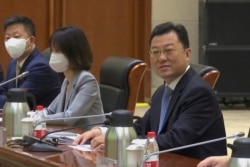 在美国副国务卿谢尔曼抵达天津滨海一号酒店前,中国外交部副部长谢锋在会场等候。(2021年7月26日)