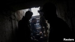 在巴赫穆特与俄军激战的乌克兰坦克兵在地下掩体里等待俄军炮击结束。(2023年3月29日)