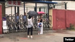 2019年6月28日,王全璋的妻子和儿子在山东临沂监狱会见室外面。(推特图片)