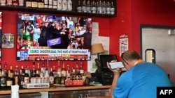 资料照:美国威斯康星州密尔沃基市的一家酒吧里的电视在播放美国大选的一个竞选集会。(法新社:2024年7月13日)