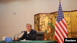 美国总统气候变化事务特使约翰·克里在天津与中共中央政治局委员、中央外事办主任杨洁篪举行视讯会议。(2021年9月2日)