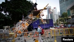 香港警察在清除路障