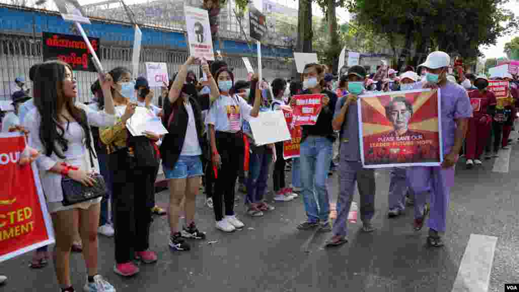 ဘရူနိုင်းသံရုံးနဲ့ ရုရှားသံရုံးရှေ့မှာ တွေ့ရတဲ့ စစ်အာဏာသိမ်း ဆန့်ကျင် ဆန္ဒပြ မြင်ကွင်း။